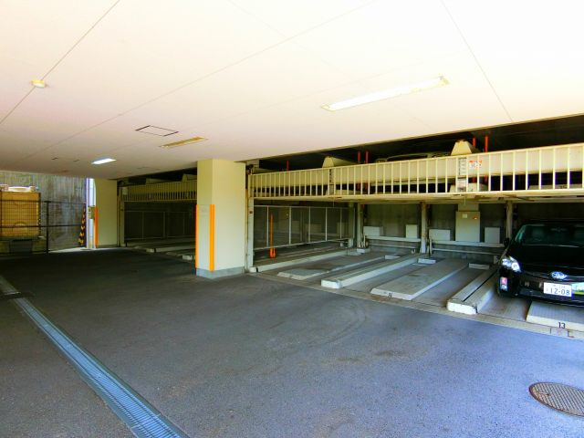 ライオンズマンション檜尾の駐車場