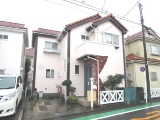 【外観】 | 浜須賀の閑静な住宅街内にある、道路の広さがゆったりとした整った街並みの一角にあります。
