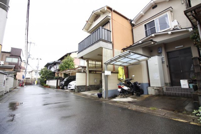 【前面道路含む現地写真】 | 伏見区羽束師鴨川町　中古戸建 | 【前道幅員5ｍ】