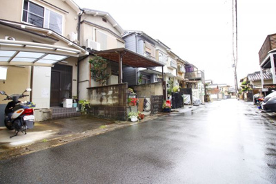 【前面道路含む現地写真】 | 伏見区羽束師鴨川町　中古戸建 | 【前道幅員5ｍ】