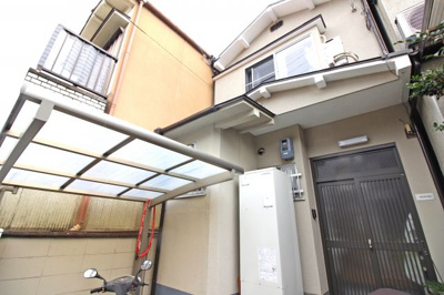【外観】 | 伏見区羽束師鴨川町　中古戸建 | 市バス『神川小学校前停』徒歩3分（JR長岡京東口より乗車18分）小学校が徒歩3分にあり特に低学年のお子様がいらっしゃるご家族は安心。スーパーやコンビニが近く、郵便局も徒歩2分以内と生活便利です。