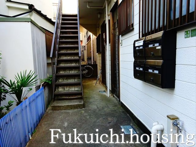 素王コーポのエントランス