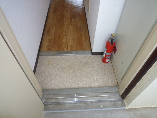 たかなかビルの玄関