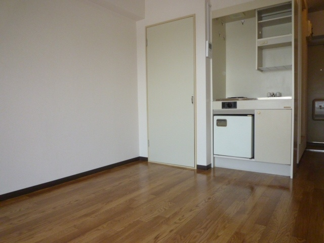 たかなかビルの居間・リビング|室内きれいにリフォームしています