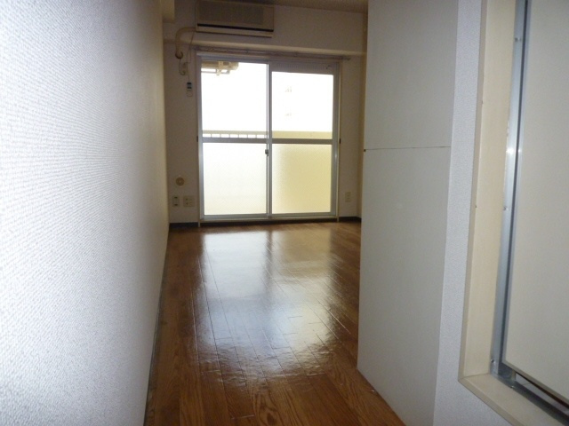 たかなかビルの居間・リビング|玄関入口から撮影