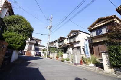 【前面道路含む現地写真】 | 京都市山科区勧修寺福岡町　注文建築　建築条件なし　土地 | 前道は広々【6ｍ】ありますので、車の出し入れが苦手な奥様でも安心の広さです。