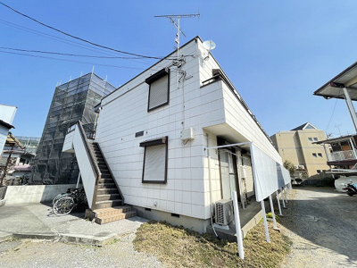 【外観】 | エスポワール鴨居 | ドラッグストアやコンビニが近くて生活に便利な立地の2階建てアパートです☆横浜線「鴨居」駅まで徒歩圏内！
