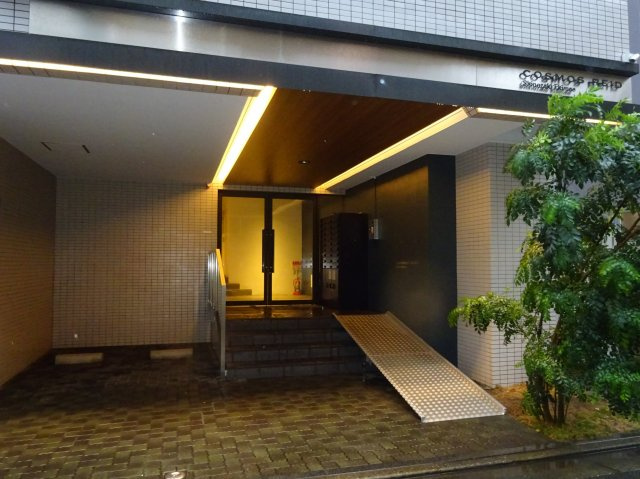 コスモリード篠崎駅前のエントランス