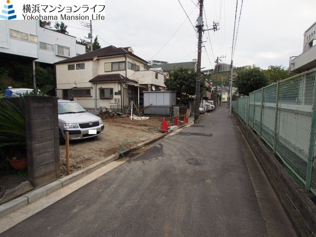 保土ヶ谷区峰岡町１丁目全２棟　新築戸建ての前面道路含む現地写真