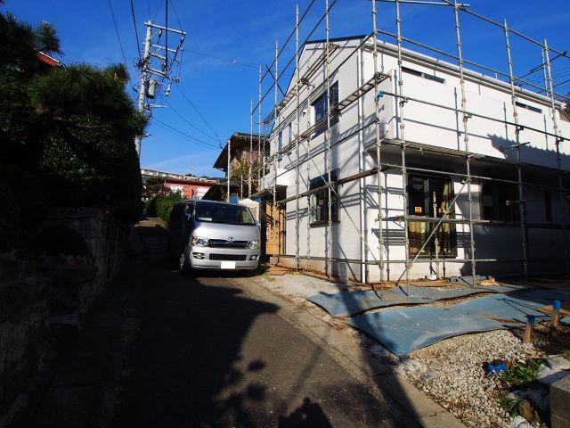 保土ヶ谷区桜ヶ丘２丁目　新築戸建ての前面道路含む現地写真