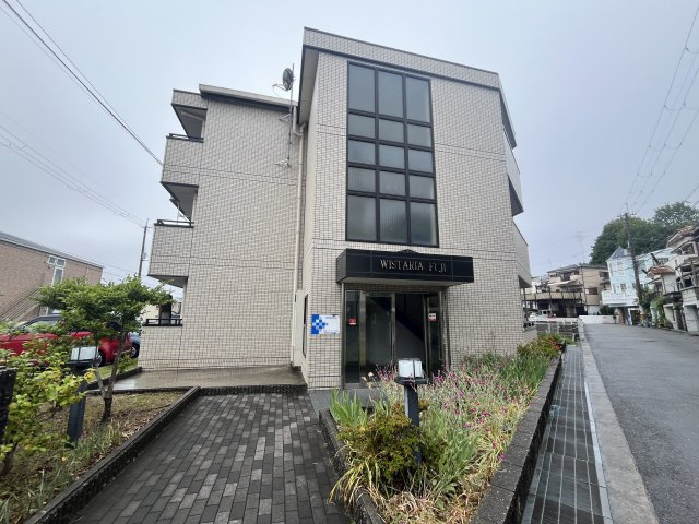 ウィスタリア藤のエントランス