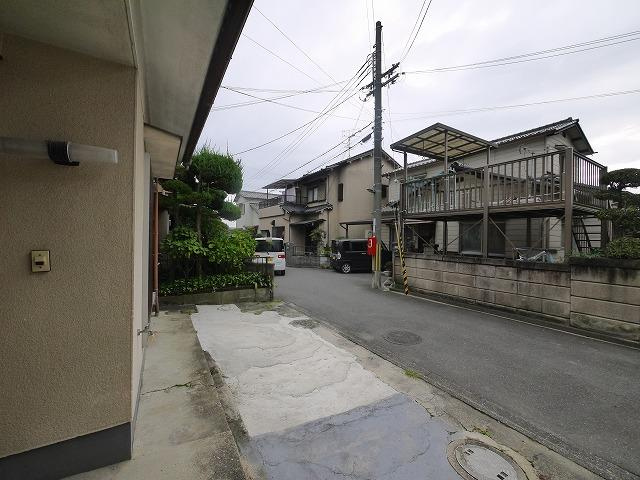 南紀寺町3丁目テラスハウス南棟の駐車場|車をお持ちの方に嬉しい駐車場付きの物件です
