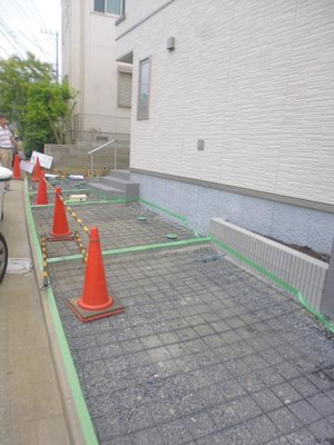 【駐車場】 | グレイス新百合山手 | 敷地内駐車場一台付き！お車をお持ちのファミリーさんにオススメです☆