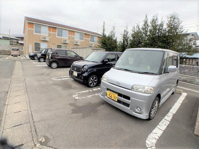 オリーブの駐車場