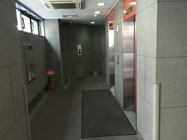 交通ビルのエントランス