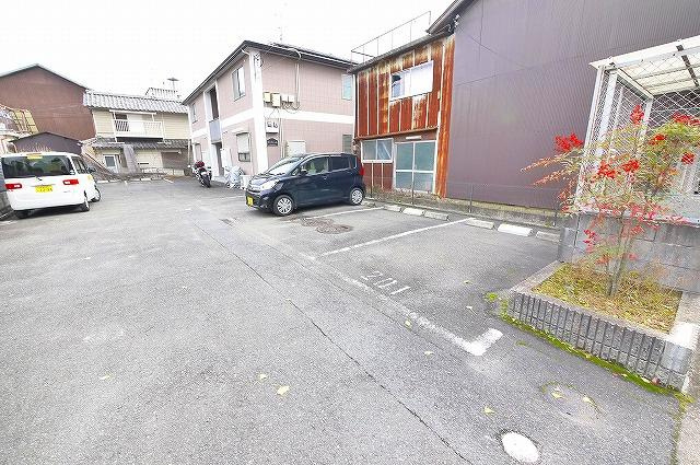 コンフォール（木津町）の駐車場|駐車場完備です