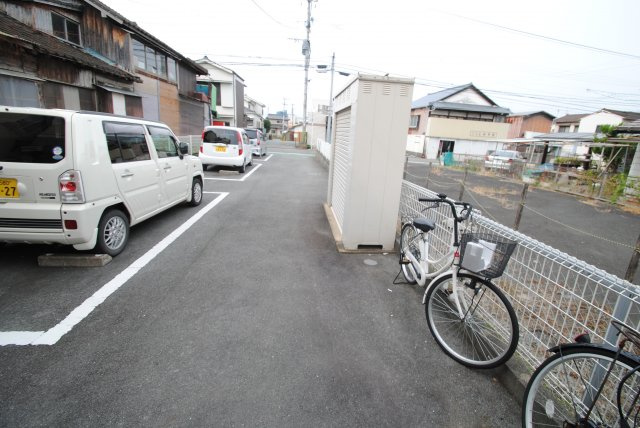 リブレア御井町の駐車場
