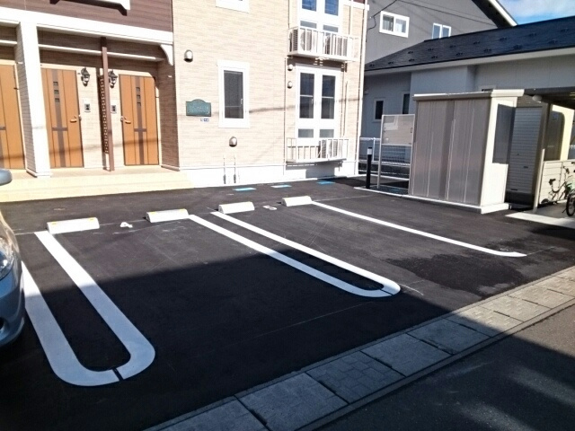 フィオーレ・カナンBの駐車場
