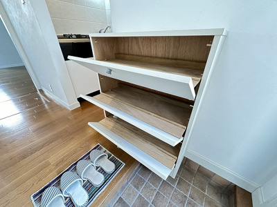 【玄関】 | リンデンハウス | シューズボックス付きで玄関すっきり片付きます♪上に写真やかわいい小物を置けるので、玄関を華やかに飾れますね♪