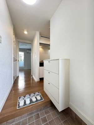 【玄関】 | リンデンハウス | 玄関から室内への景観です♪キッチンの奥に洋室7.7帖のお部屋があります♪