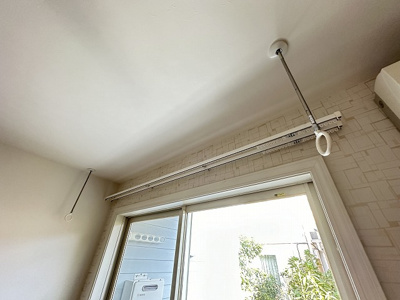 【設備】 | リンデンハウス | 洋室7.7帖のお部屋にある室内物干しです！雨の日やお出掛け時の室内干しにとても便利☆花粉や梅雨の時期に重宝しますね♪