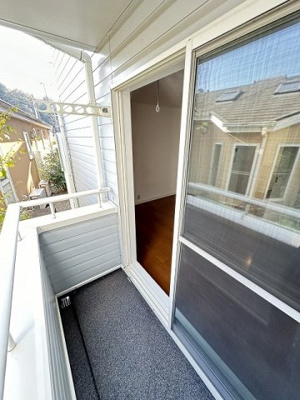 【バルコニー】 | リンデンハウス | バルコニーは東向き！すがすがしい朝日がお部屋に入ってきます☆気分転換をするにも最適です☆