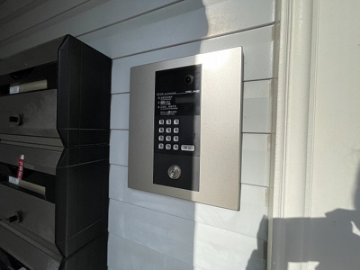 【エントランス】 | リンデンハウス | 防犯対策に有効なオートロック付きのエントランスです！一人暮らしの方も安心ですね♪