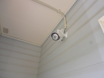 【エントランス】 | リンデンハウス | 共用エントランスにある防犯カメラです！夜遅くに帰宅する時も、お出かけ時でも安心ですね♪