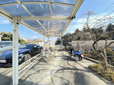 【その他共用部分】 | リンデンハウス | 屋根付きの駐輪場があるので雨が降っても安心です☆荷物が重いときに自転車があれば助かりますね！