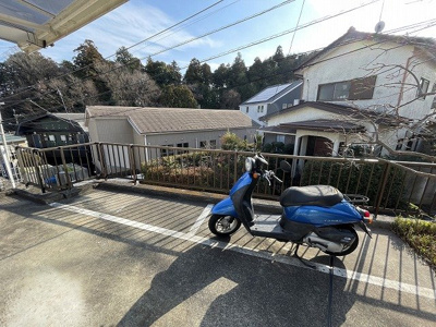 【その他共用部分】 | リンデンハウス | 敷地内にバイク置き場を完備しています！バイクがあれば通勤・通学、お買い物にも便利です☆