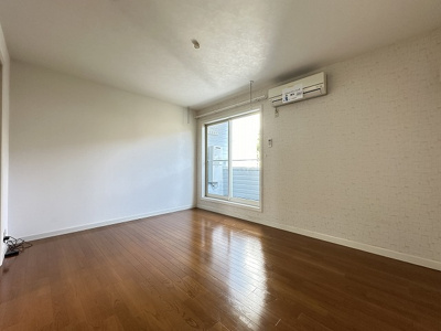 【洋室】 | リンデンハウス | 東向き洋室7.7帖☆バルコニーに繋がるお部屋です！エアコン付きで1年中快適に過ごせますね☆