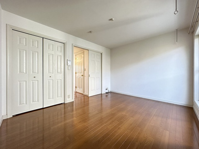 【寝室】 | リンデンハウス | 東向き洋室7.7帖☆クローゼットがあります♪お洋服の多い方もお部屋が片付いて快適に過ごせますね♪