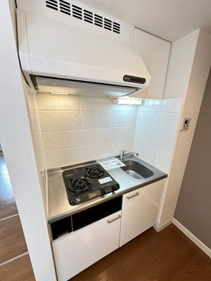 【キッチン】 | リンデンハウス | 2口ガスコンロ付きのキッチンです！場所を取るお鍋やお皿もすっきり収納できます♪自炊生活で楽しく健康に！