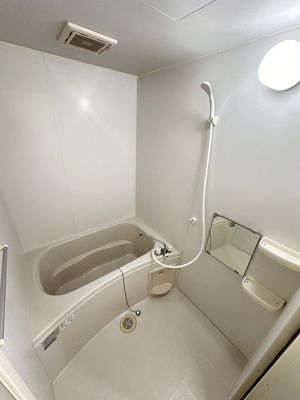 【浴室】 | リンデンハウス | 清潔感のある浴室です♪ゆったりお風呂に浸かって一日の疲れもすっきりリフレッシュできますね☆