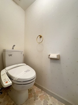 【トイレ】 | リンデンハウス | 人気のシャワートイレ・バストイレ別です♪横にはタオルを掛けられるハンガーもあります♪