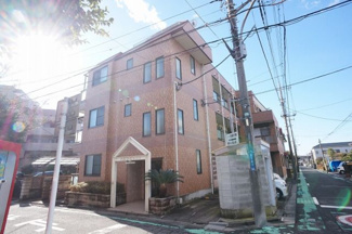 【外観】 | 閑静な住宅地内に建つタイル張りのおしゃれな建物です。駐輪場、敷地内駐車場もあります。