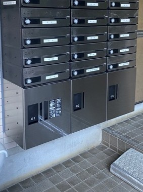 【その他共用部分】 | アイビーヒル | 共用エントランスには宅配BOXがあるので荷物の受け取りもスムーズに♪再配達を依頼する手間が省けます☆