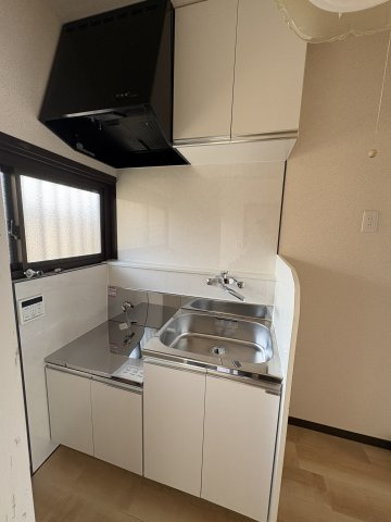マルイ荘のキッチン|キッチンの上には、収納棚があります。