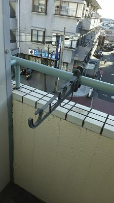 【バルコニー】 | アルプハイツ梶ヶ谷 | バルコニーは南西向きなので、お洗濯物はお昼からでも乾きそう♪お洗濯物を干したり、気分転換をするにもおすすめです☆