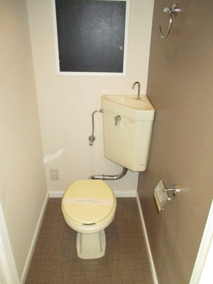 【トイレ】 | アルプハイツ梶ヶ谷 | 人気のバストイレ別です♪トイレが独立していると使いやすいですよね☆横にはタオルを掛けられるハンガーもあります♪