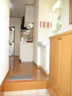 【展望】 | 多摩ハイツ | 玄関からの景観です♪右側には独立洗面台があり、奥には5帖のダイニングキッチンがあります☆