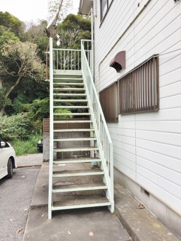茂原市三ケ谷のアパートのその他共用部分|2階に上がる階段は建物両脇に2箇所あります。