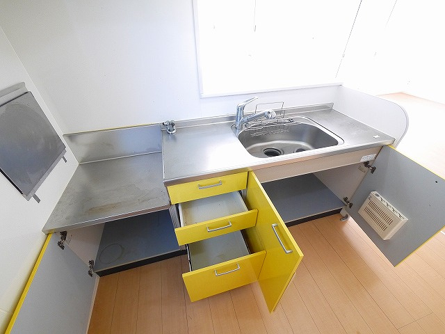 リビングタウンくにみ　Ｂ棟のキッチン|コンパクトなキッチンで掃除もラクラク