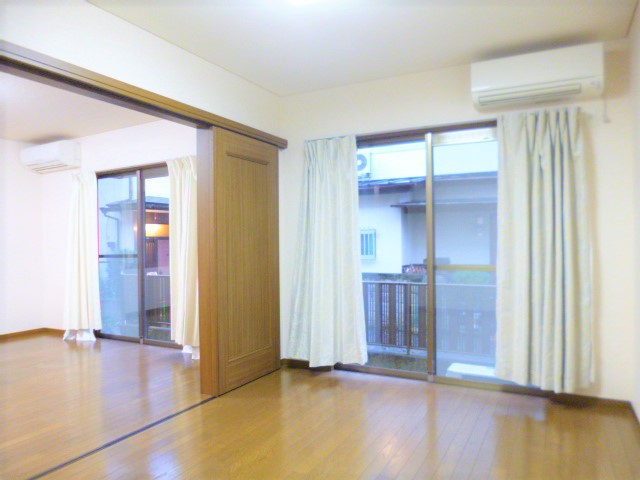 萩山町3丁目貸家の洋室|エアコン付き
