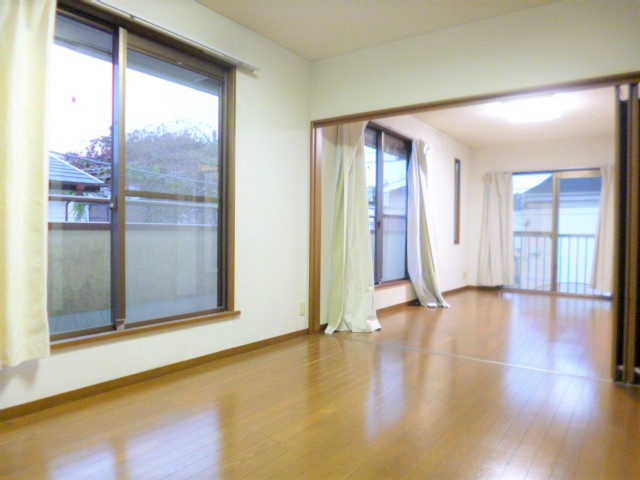 萩山町3丁目貸家の洋室|窓が多く明るい室内！間仕切りがあるので模様替えにも◎