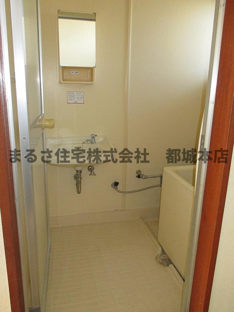 サンライズコーポの洗面所|日々の疲れを癒すお風呂付です