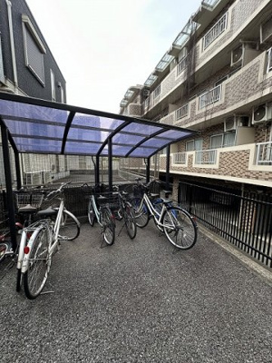 【その他共用部分】 | フレーサーズA | 屋根付きの駐輪場で雨が降っても大切な自転車が濡れなくてすみます♪お買物に自転車を利用するのも良いですよね☆