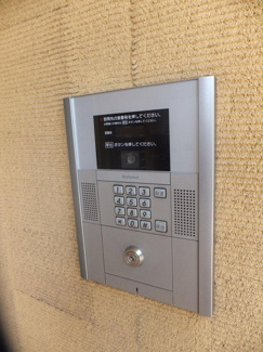 【エントランス】 | 防犯対策に有効なオートロック付きのエントランスです！一人暮らしの方も安心ですね♪