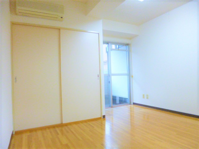 石山ビルの洋室