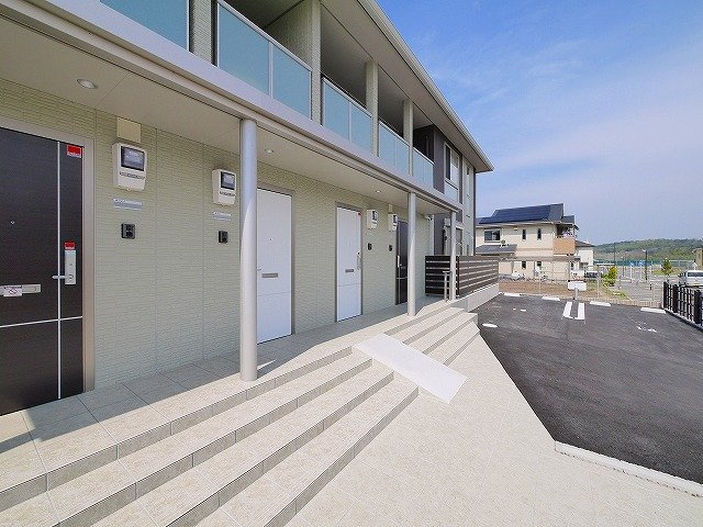 カスティ　グイードのエントランス|冷蔵庫などもしっかり置けるキッチンです